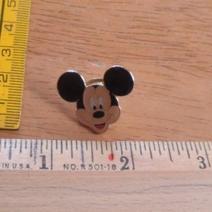 Pin Disney Mickey Mouse cara de cerca sonriendo - Imagen 1 de 2