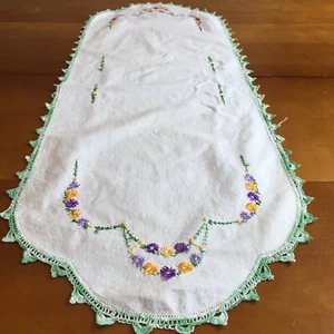 Corredor de mesa bordado vintage púrpura floral con encaje verde 36" x 13" - Imagen 1 de 7