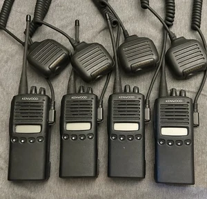 Set of 4 Kenwood Model TK-372G Radios with Speaker Mikes - Afbeelding 1 van 12