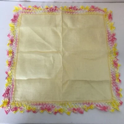 Pañuelo vintage para damas amarillo con borde de ganchillo rosa y amarillo nuevo 12x12"  Foto 1 de 3