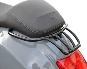 Portaequipajes trasero MOTO NOSTRA negro brillante con asa de acompañante para Vespa GTV, GTS - Imagen 1 de 5
