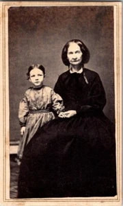 Frau mit Kind, modische Kleidung, um 1860 CDV-Foto, #3329 - Bild 1 von 2