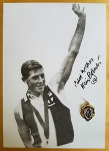 1958 NEIL ROBERTS HAND SIGNED B&W PHOTO & FREE REPLICA BROWNLOW MEDAL - Foto 1 di 2
