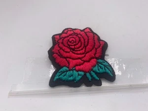 ROTE ROSE NEU BESTICKT BÜGELBILD NAME PATCH ETIKETT 2 X 2 - Bild 1 von 1