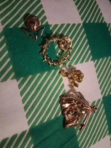 Lotto 4 spille cristiane vintage spilla religiosa Natale colomba mangiatoia corona angelo  - Foto 1 di 10