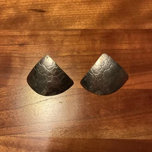 Pendientes Jo Waller de plata de ley | 1 3/8” de ancho | 5,37 gms - Imagen 1 de 5