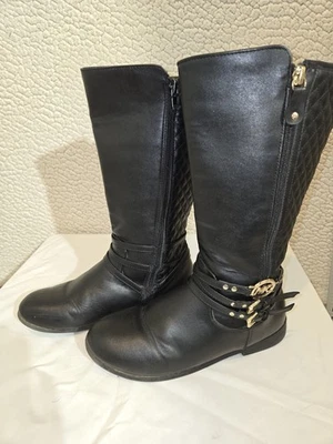 Michael Kors Niñas Imitación Cuero Negro Medio Pantorrilla Acolchado Talla 5 Herrajes Dorados. aryka Foto 1 de 2
