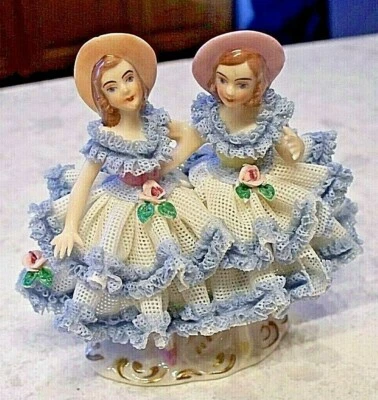 Antigua estatuilla de porcelana de Dresde Alemania victoriana encaje niñas gemelas con sombreros Foto 1 de 4