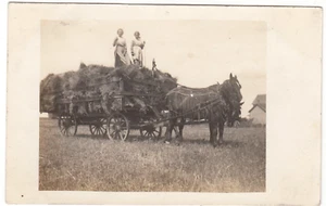 Frau & Mädchen auf Heuwagen von Pferden gezogen ~ Vintage Echtfoto Postkarte - Bild 1 von 2