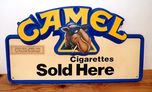 Letrero grande de plástico vintage 1989 Joe "CAMEL CIGARETTES SOLD HERE", 34,5" X 19" - Imagen 1 de 6