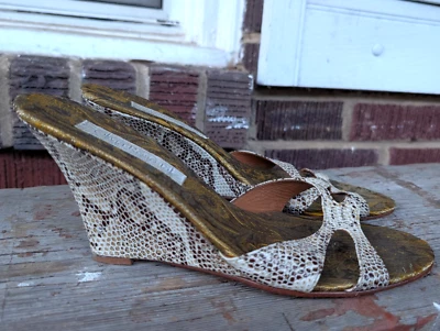 De colección Olivia Rose Tal - Piel de serpiente con forro de brocado amarillo - Tacones de cuña - Talla 10 Foto 1 de 4