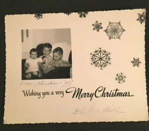 Foto vintage antigua de tarjeta de Navidad niños en silla con tarjeta de felicitación de temporada de libros 4399 - Imagen 1 de 1