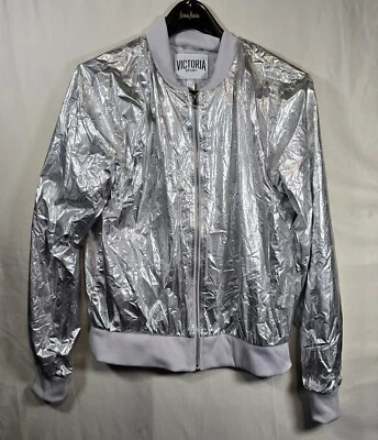  Chaqueta Bomber Deportiva Victoria's Secret Metálica Plateada Talla Mediana  Foto 1 de 4