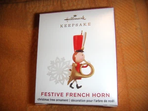 Hallmark Keepsake Miniatura Ornamento CUERNO FRANCÉS FESTIVO 2020 Navidad en Caja - Imagen 1 de 1