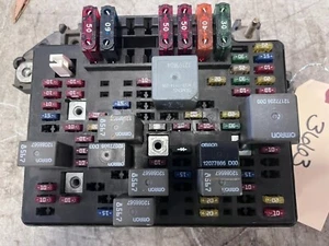 Chevy Blazer 1996-1999 tablero caja de fusibles original OEM GM sin cubierta #3663 - Imagen 1 de 2