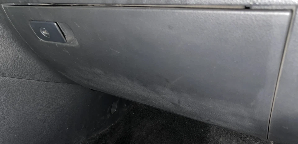 Guantera VW PASSAT 12-19 NEGRA 56185710182V 561857101B82V Foto 1 de 1