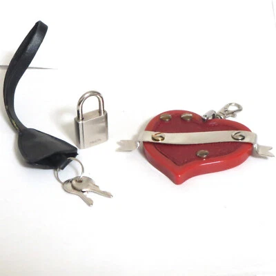Auténtico Dije Bolso Corazón Rojo Prada, Candado Clochette Cadena con Juego de 2 Llaves Negro Lea Foto 1 de 4