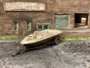 Boot & Anhänger maßgeschneidert 1/64 rostig verwitterter Scheunenfund grünes Licht verlassener Junker - Bild 1 von 13