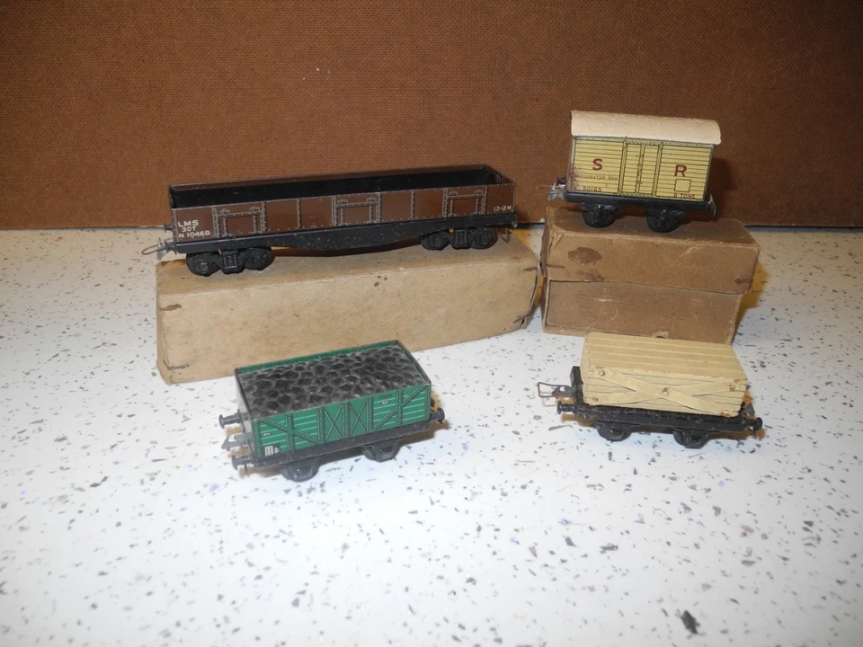 TRIX EXPRESS 4 TRUCKS. - Image 1 of 4