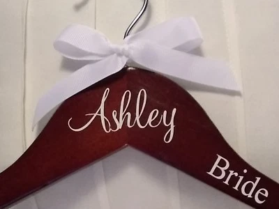 Percha de madera personalizada en madera cerezo, natural, blanco o negro Foto 1 de 4