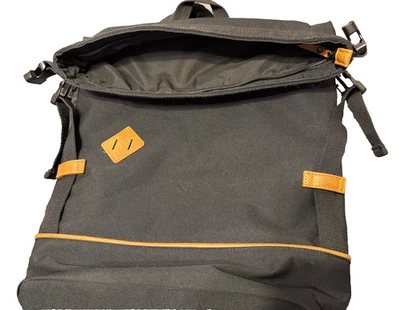 Mochila Mochila Negra Correas Ajustables En muy buena condición Compartimentos con Cremallera 20"x15" Foto 1 de 4