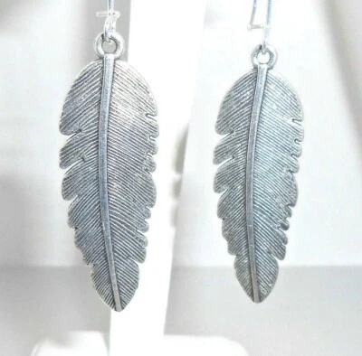 Nuevos Pendientes Colgantes Largos Texturizados Diseño Pluma Tono Plateado 2-1/2" Largo Foto 1 de 3