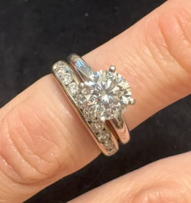 Juego de anillos solitario de diamantes Leo (oro blanco de 14k, diamante de 1,06 quilates, tamaño redimensionable). Foto 1 de 4