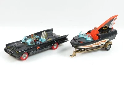 A-28 Corgi Batmobil mit Trailer und Batboat / mit Figuren  - Bild 1 von 4