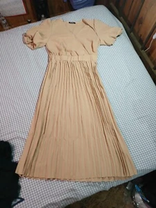 BTFBM Beige Größe Medium V-Ausschnitt Kurzarm Plissee Langes Kleid - Bild 1 von 4