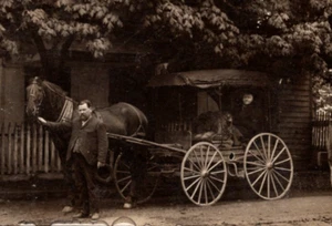 Postal ANTIGUA clásica de caballo y carruaje de 1904-1918 RPPC People On Dirt Road - Imagen 1 de 3