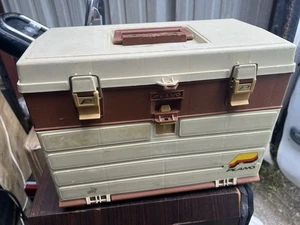 Caja de aparejos vintage Plano 757 llena de aparejos. Cuatro cajones y almacenamiento superior - Imagen 1 de 12