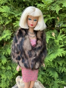 Stola pelliccia visone stampa leopardo cappuccio 4 pietre di seta bambola Barbie vintage ~ dimitha - Foto 1 di 12