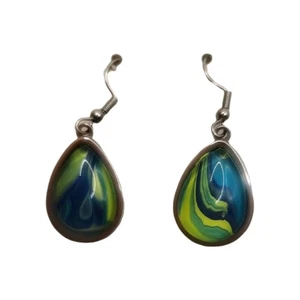 Handgefertigte flüssige Acryl Kunst Ohrringe, einzigartiger ovaler Tropfen, silberner Haken, KJB Creation - Bild 1 von 8