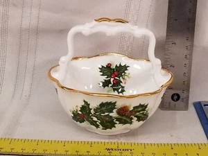 QUEEN'S YULETIDE CHINA CO FINE BONE CHINA HOLIDAY BASKET Christmas - Picture 1 of 3