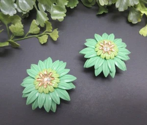 Coro Magic Magnetic Green Plastic Flower Earrings Mid Century 50s 60s Brooch - Picture 1 of 8