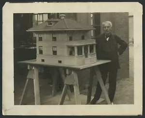 1911 Thomas Edison, "Famous Inventor Poses w/ Electric House" Dbl Wt. Photo - Picture 1 of 2
