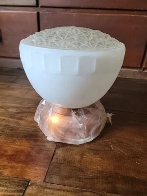 Antiguo accesorio de luz vintage simple acabado cobre escuela pantalla de vidrio MCM  Foto 1 de 4