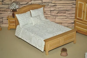 Colcha edredón miniatura para casa de muñecas con 3 almohadas hecha a mano 1:12 blanco sobre blanco - Imagen 1 de 5