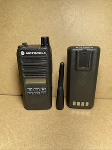 Motorola CP100D UHF Digital Portable Radio 403-480 MHz Model AAH87YDH9JA2AN - Picture 1 of 5