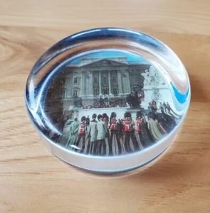Vintage England Buckingham Palace Souvenir Glass Paperweight London UK 2.5" - Picture 1 of 5
