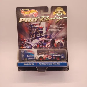 1998 Hot Wheels Pro Racing Pit Crew Mark Martin #6 Valvoline & Tool Box 1/64 - Foto 1 di 2