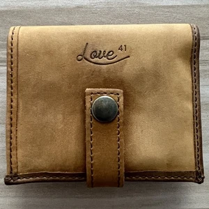 Love 41 Saddleback Tobacco Damen-Geldbörse aus Vollnarbenleder mit Doppelfaltung Braun - Bild 1 von 16