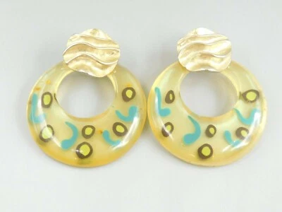 Pendientes de aro Lucite firmados Chicos tono dorado estampado animal Foto 1 de 4