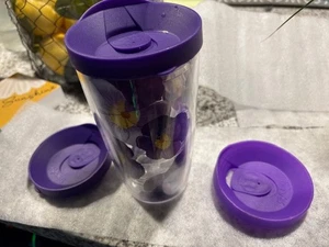 NEU - TERVIS 16 Unzen LILA STIEFMÜTTERCHEN IMPLANTIERTER BECHER MIT 3 LILA DECKELN - Bild 1 von 4