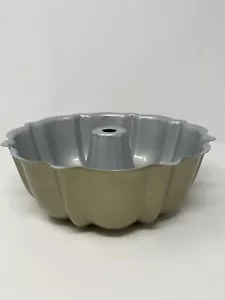 Nordic Ware Gold Bundt Pan Hecho en EE. UU. - Imagen 1 de 4