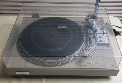 Tocadiscos de retorno automático Pioneer PL-518 Direct Drive con cubierta antipolvo Foto 1 de 4