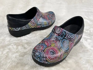 Crocs Dual Comfort Neria Pro II Clogs Size 8 Slip Resistant Colorful Print Shoes - Picture 1 of 7