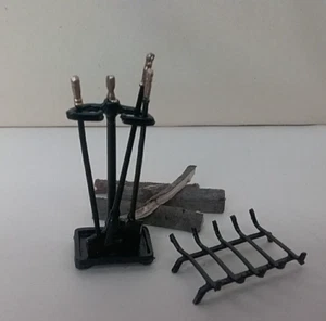 Herramientas de chimenea en miniatura para casa de muñecas con soporte y rejilla contra incendios con madera escala 1:12 - Imagen 1 de 9