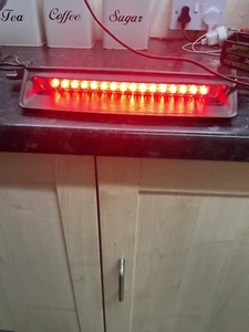 VAUXHALL ASTRA G MK4 HATCHBACK THIRD 3rd BRAKE LIGHT 09927032 WITH LOOM ZKN45 - Picture 1 of 8