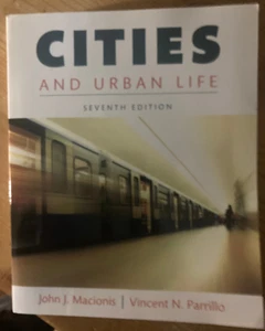 Städte und urbanes Leben (7. Auflage) - Taschenbuch von Macionis, John J. - GUT - Bild 1 von 2